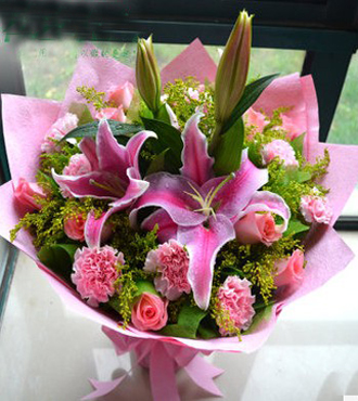 花材:        10支粉玫瑰,10支粉色康乃馨,2支多头粉色香水百合,黄莺